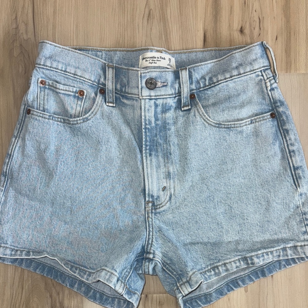 Abercrombie & Fitch The 4” Mom Short High Rise- Size 26/2